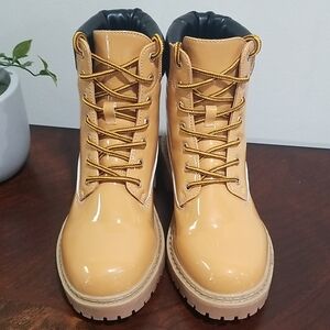 New Women's Tan Lace-Up Boots 7.5